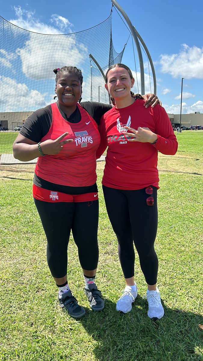 Let’s hear it for our discus throwers Arianna Harris and Danielle Bejar! Arianna placed 2nd overall and Danielle placed 3rd overall at the Purnell Relays at Angleton High School!