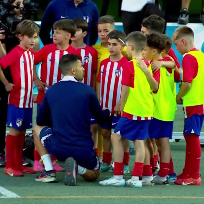 DAZN_ES's tweet photo. ¡Deportividad y fútbol en estado puro en la Crevillent Cup! 😍

El precioso gesto del Atlético de Madrid dejándose marcar un gol ante el Manchester City 👏🏻👏🏻👏🏻