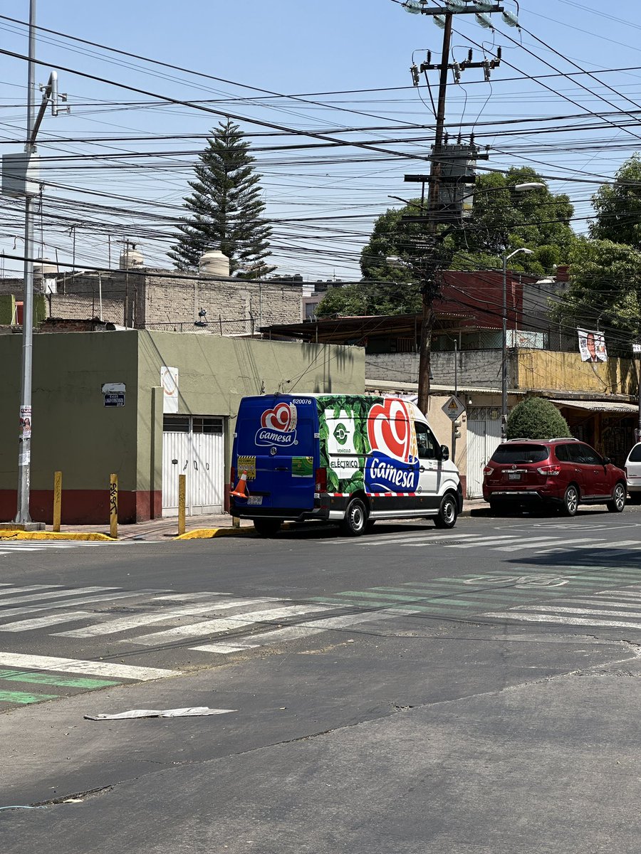 Hola @UCS_GCDMX #TransitoGCDMX Favor de retirar y sancionar al vehículo estacionado sobre la cebra peatonal. Sobre Laguna de Términos & Lago Constanza