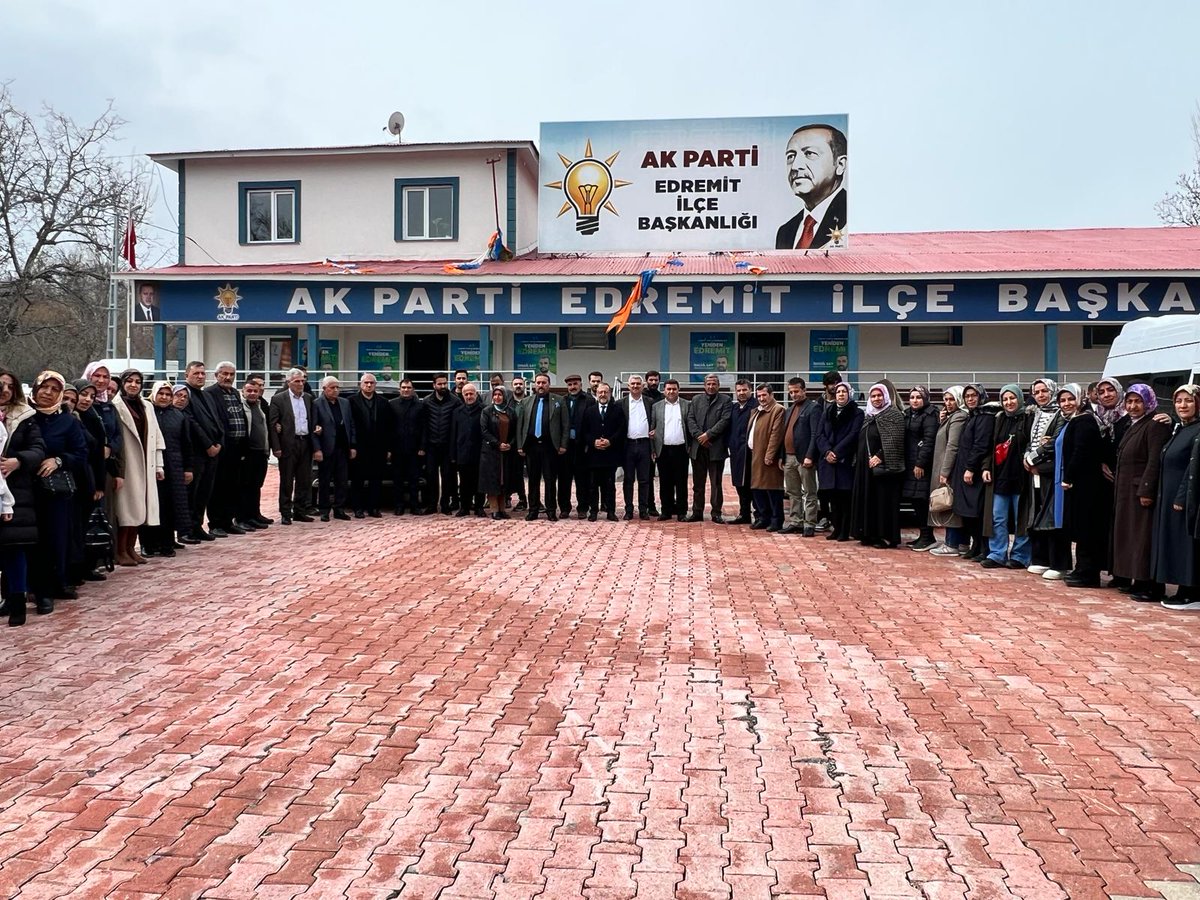 AkEdremit65's tweet photo. İlçe Başkanımız Sn. @OndilKenan'in öncülüğünde Ana Kademe, Kadın ve Gençlik Kollarımızın birbirinden değerli mensupları bugün kadim Eminpaşa Mahallemizde saha çalışması gerçekleştirdiler. Edremit, Türkiye Yüzyılında AK Belediyecilik ile yaşanabilir bir kent olmak için kararlıdır. https://t.co/qZJRe3Jch2