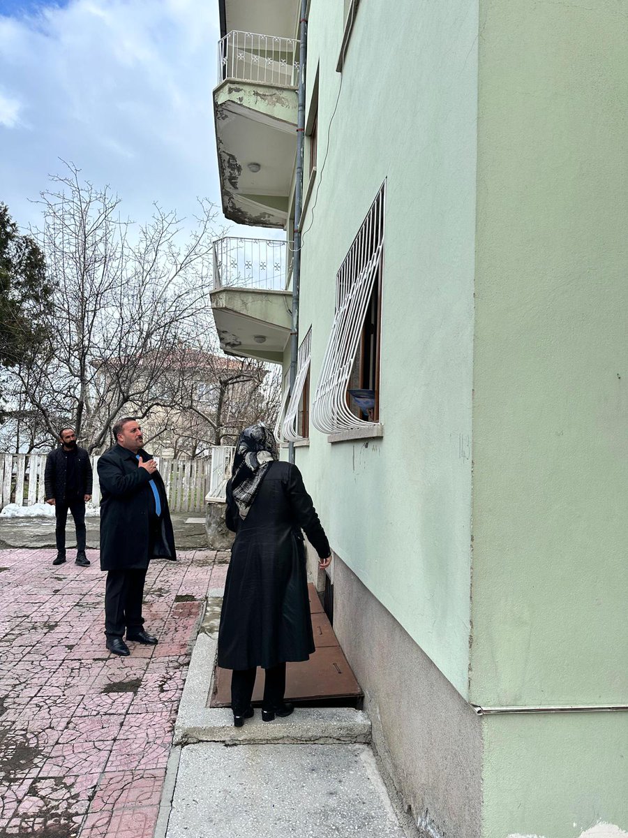 AkEdremit65's tweet photo. İlçe Başkanımız Sn. @OndilKenan'in öncülüğünde Ana Kademe, Kadın ve Gençlik Kollarımızın birbirinden değerli mensupları bugün kadim Eminpaşa Mahallemizde saha çalışması gerçekleştirdiler. Edremit, Türkiye Yüzyılında AK Belediyecilik ile yaşanabilir bir kent olmak için kararlıdır. https://t.co/qZJRe3Jch2