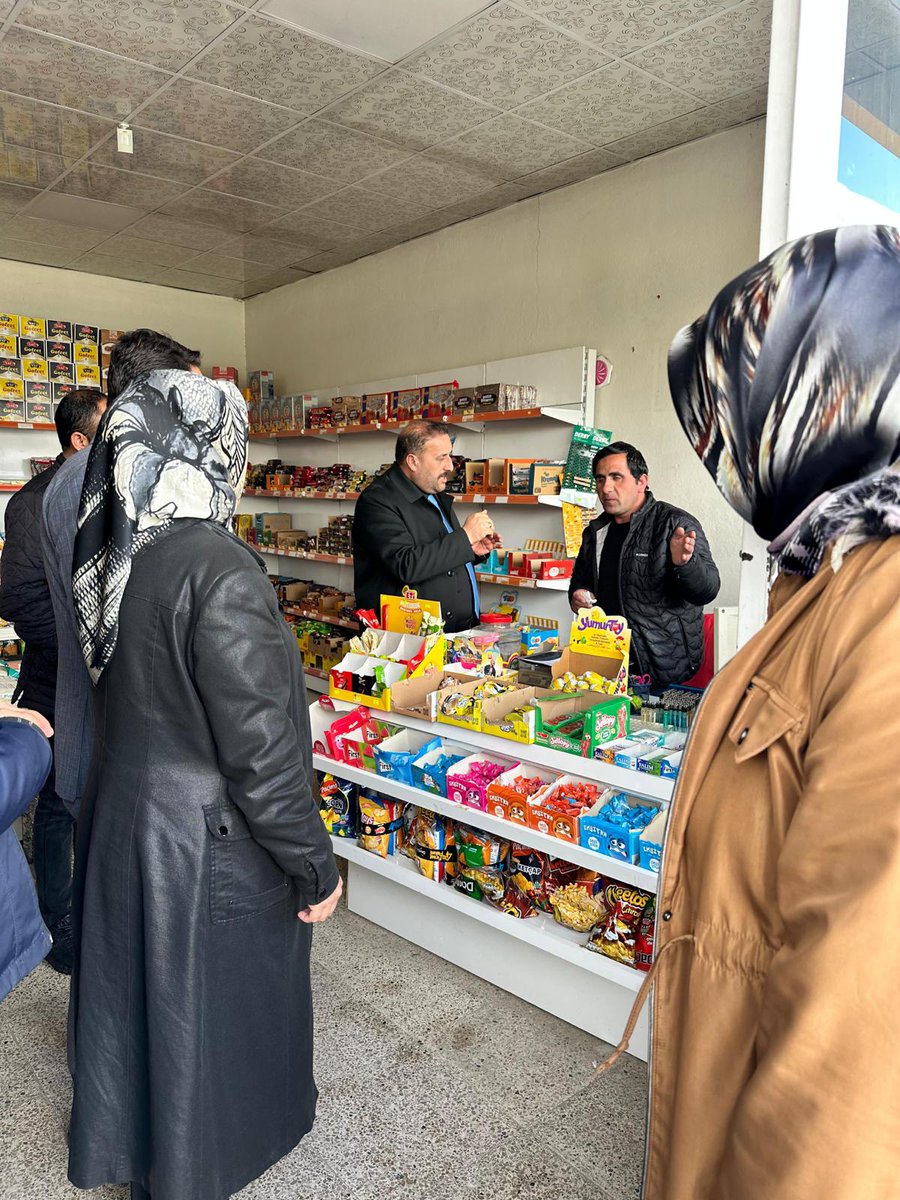 AkEdremit65's tweet photo. İlçe Başkanımız Sn. @OndilKenan'in öncülüğünde Ana Kademe, Kadın ve Gençlik Kollarımızın birbirinden değerli mensupları bugün kadim Eminpaşa Mahallemizde saha çalışması gerçekleştirdiler. Edremit, Türkiye Yüzyılında AK Belediyecilik ile yaşanabilir bir kent olmak için kararlıdır. https://t.co/qZJRe3Jch2