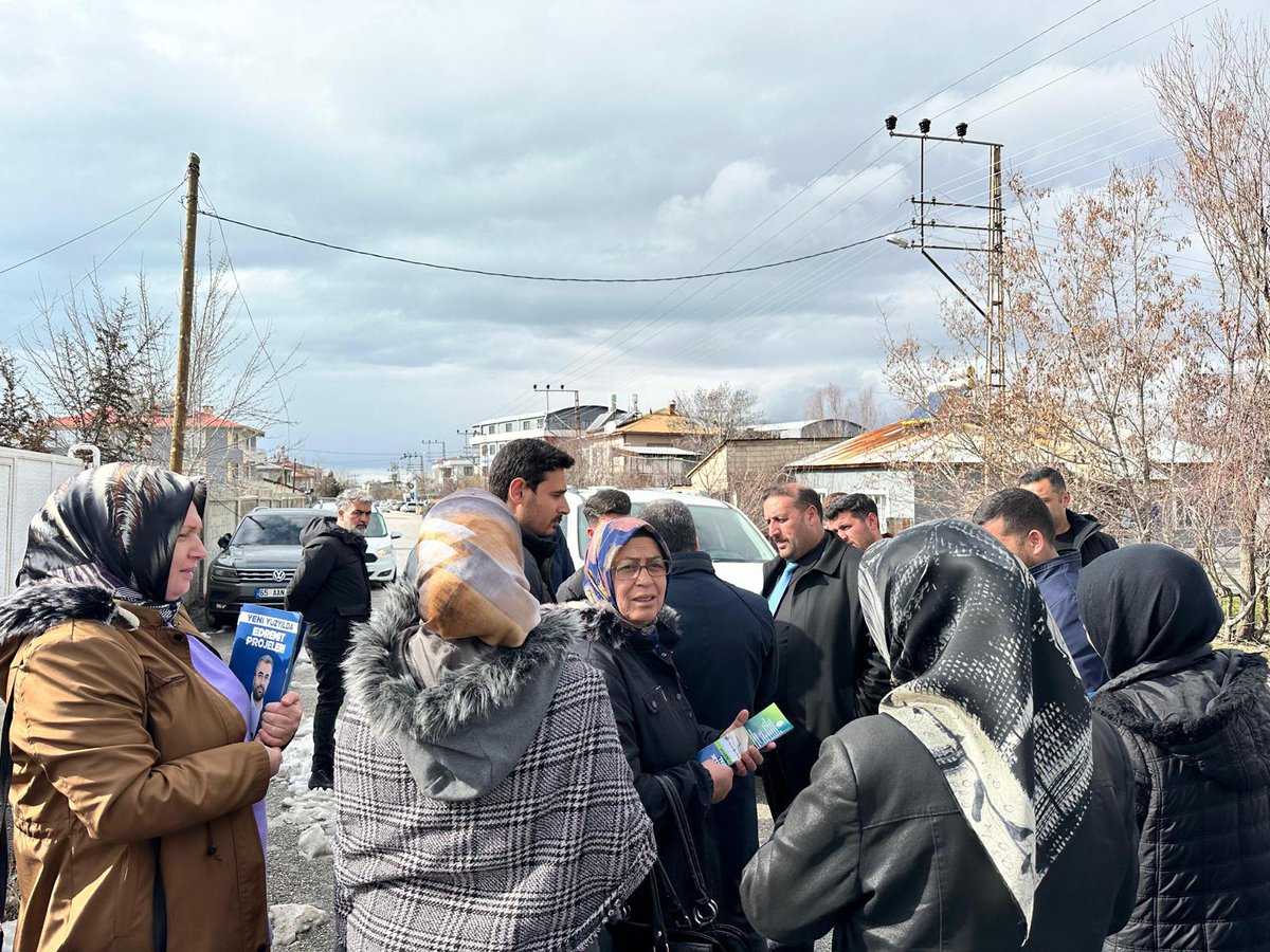 AkEdremit65's tweet photo. İlçe Başkanımız Sn. @OndilKenan'in öncülüğünde Ana Kademe, Kadın ve Gençlik Kollarımızın birbirinden değerli mensupları bugün kadim Eminpaşa Mahallemizde saha çalışması gerçekleştirdiler. Edremit, Türkiye Yüzyılında AK Belediyecilik ile yaşanabilir bir kent olmak için kararlıdır. https://t.co/qZJRe3Jch2