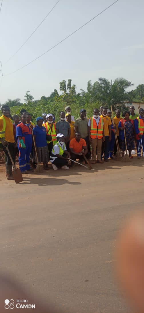 Early this morning, The DCE for Fanteakwa south, Hon. Ernest Ofosu joined the Church of pentecost at Osino for clean -up Exercise to Distil fill-up drains in osino.