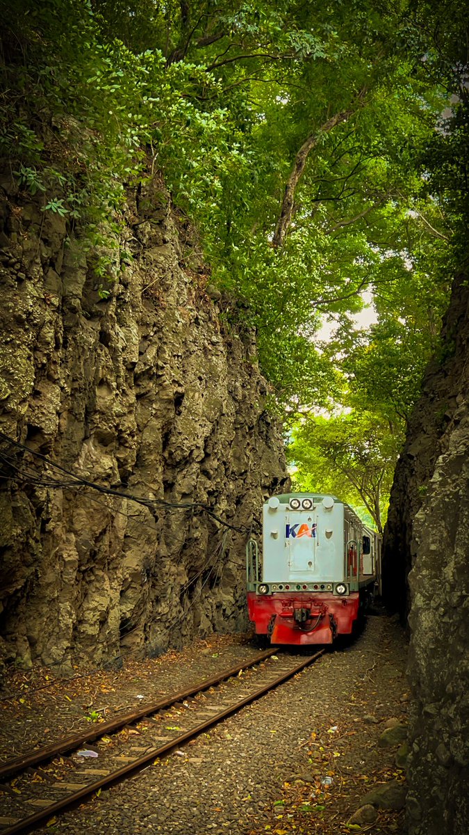 aboicoproject's tweet photo. Setelah tiba di Stasiun Merak, langsung ke spot Karang Merak berjarak 1,8 Km dengan naik ojek. Akhirnya, bisa lihat langsung kereta melintas dari sini. Reelsnya ada di IG abbymarcel ya. https://t.co/OxyHwwsuRc