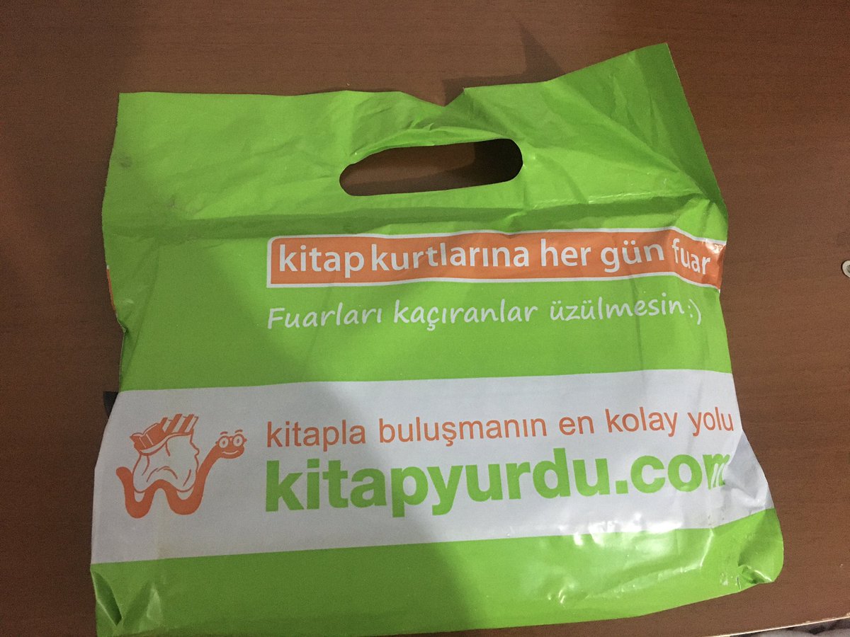 onen_gulsum's tweet photo. İftar yemeği davetine giderken tatlı yerine kitap ve kahve götürmeyen de ne biliyim. 😏 https://t.co/7TOyMsezEp