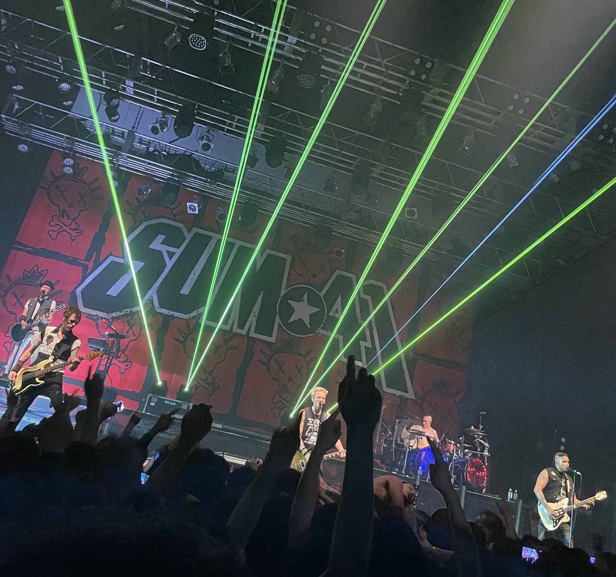Midnight_pon72's tweet photo. Zepp FukuokaでのSUM41とNeck deepのライブマジで最高だった！！😭😭
最初から最後まで本当にかっこよかった…！！
福岡に来てくれてありがとう！
最高のライブをありがとう！！！ https://t.co/IKl7dU4pES