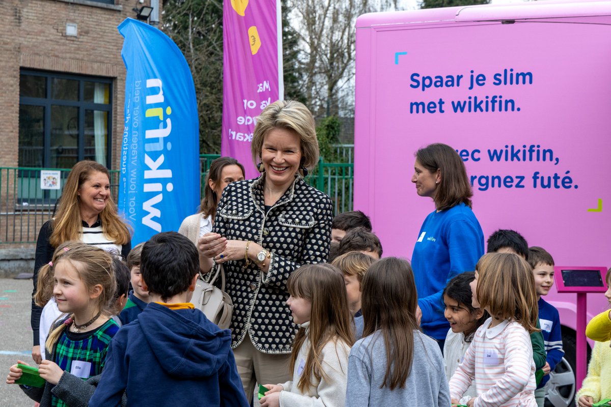 MonarchieBe's tweet photo. 💸 La Reine visite l’École Notre-Dame des Grâces du Chant d’Oiseau à Woluwe-Saint-Pierre et la GO! Basisschool De Stadsmus à Auderghem à l’occasion de la 9ème édition de la « Semaine de l’Argent » organisée par la @FSMA_info et @Wikifin_FR. https://t.co/IhbZ20kjGj