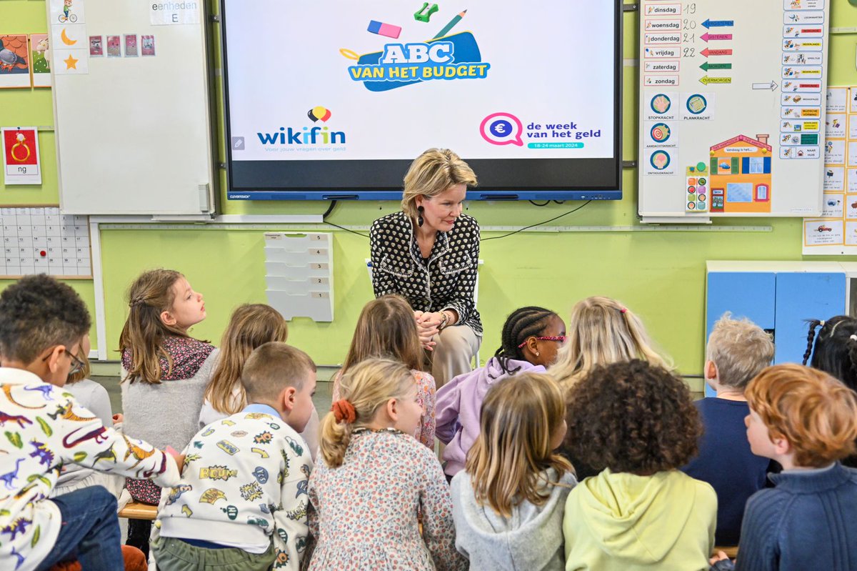 MonarchieBe's tweet photo. 💸 La Reine visite l’École Notre-Dame des Grâces du Chant d’Oiseau à Woluwe-Saint-Pierre et la GO! Basisschool De Stadsmus à Auderghem à l’occasion de la 9ème édition de la « Semaine de l’Argent » organisée par la @FSMA_info et @Wikifin_FR. https://t.co/IhbZ20kjGj