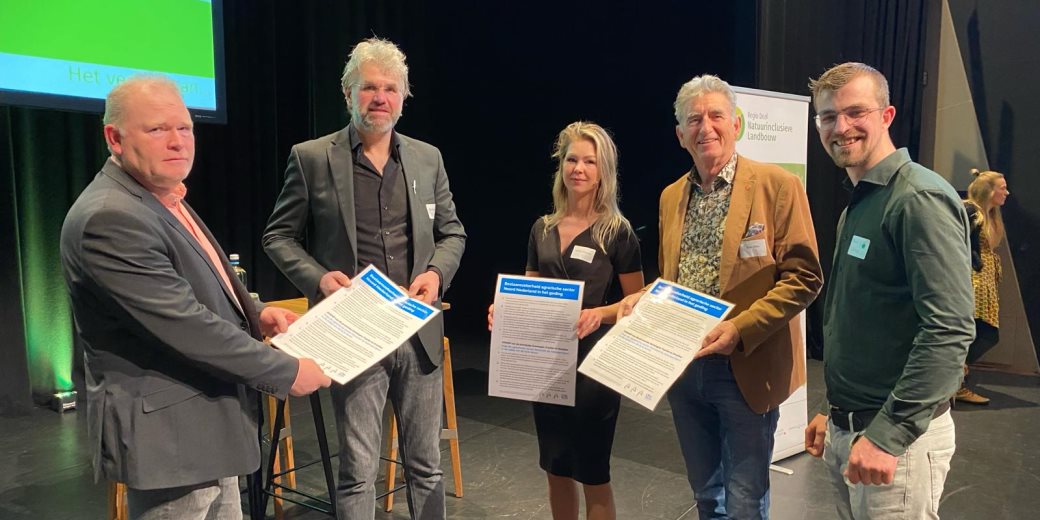 LTO Noord regio Noord + de drie provinciale AJK’s hebben vandaag de landbouwgedeputeerden van Friesland, Groningen en Drenthe een pamflet overhandigd. 
Meer info vind je op onze website: ltonoord.nl/regios-en-prov…