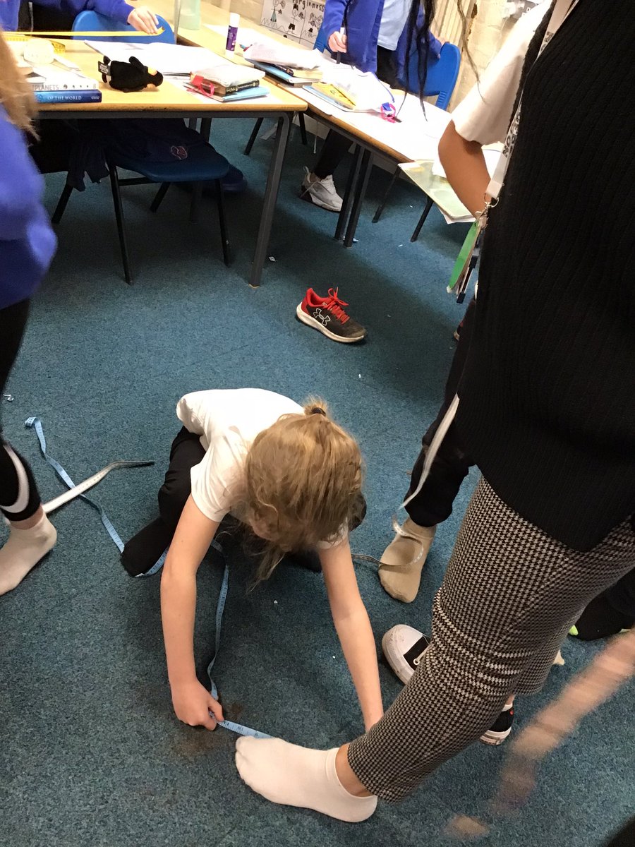 LostockGralamPr's tweet photo. Robins are carrying out an investigation to compare human skeletons #LGCEScience https://t.co/TbZAXCR71Q