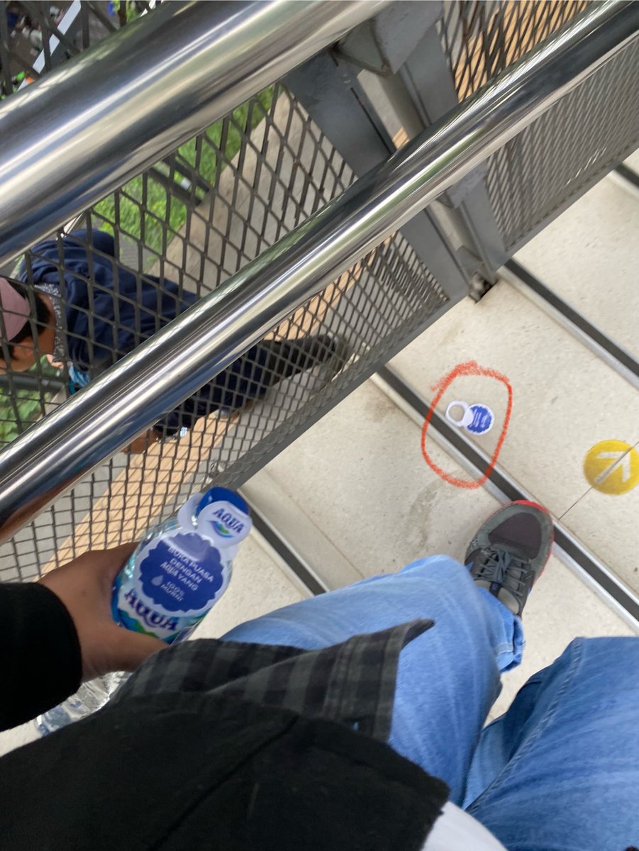 Adji_Karim's tweet photo. Disepanjang jalan arah ke st. Cawang (posisi gw dari LRT cikoko), tepat stelah posisi pemberi air mineral ini; banyak banget, tag yg nyantol di botol nya dibuang sembarangan! Berserakan cuy, duhlah 😫 ga enak diliat nya dah asli https://t.co/mMfNpMCKkV