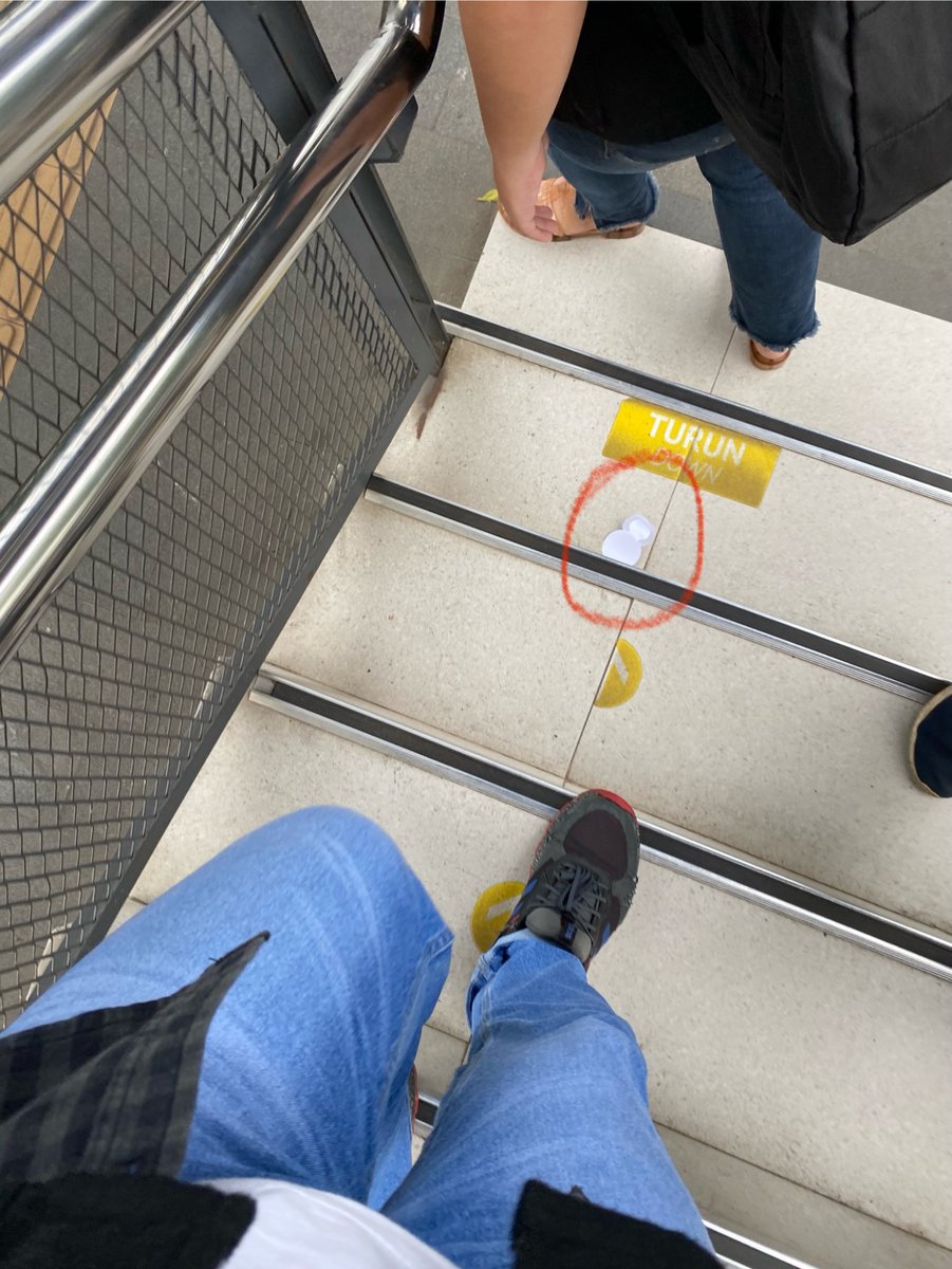 Adji_Karim's tweet photo. Disepanjang jalan arah ke st. Cawang (posisi gw dari LRT cikoko), tepat stelah posisi pemberi air mineral ini; banyak banget, tag yg nyantol di botol nya dibuang sembarangan! Berserakan cuy, duhlah 😫 ga enak diliat nya dah asli https://t.co/mMfNpMCKkV