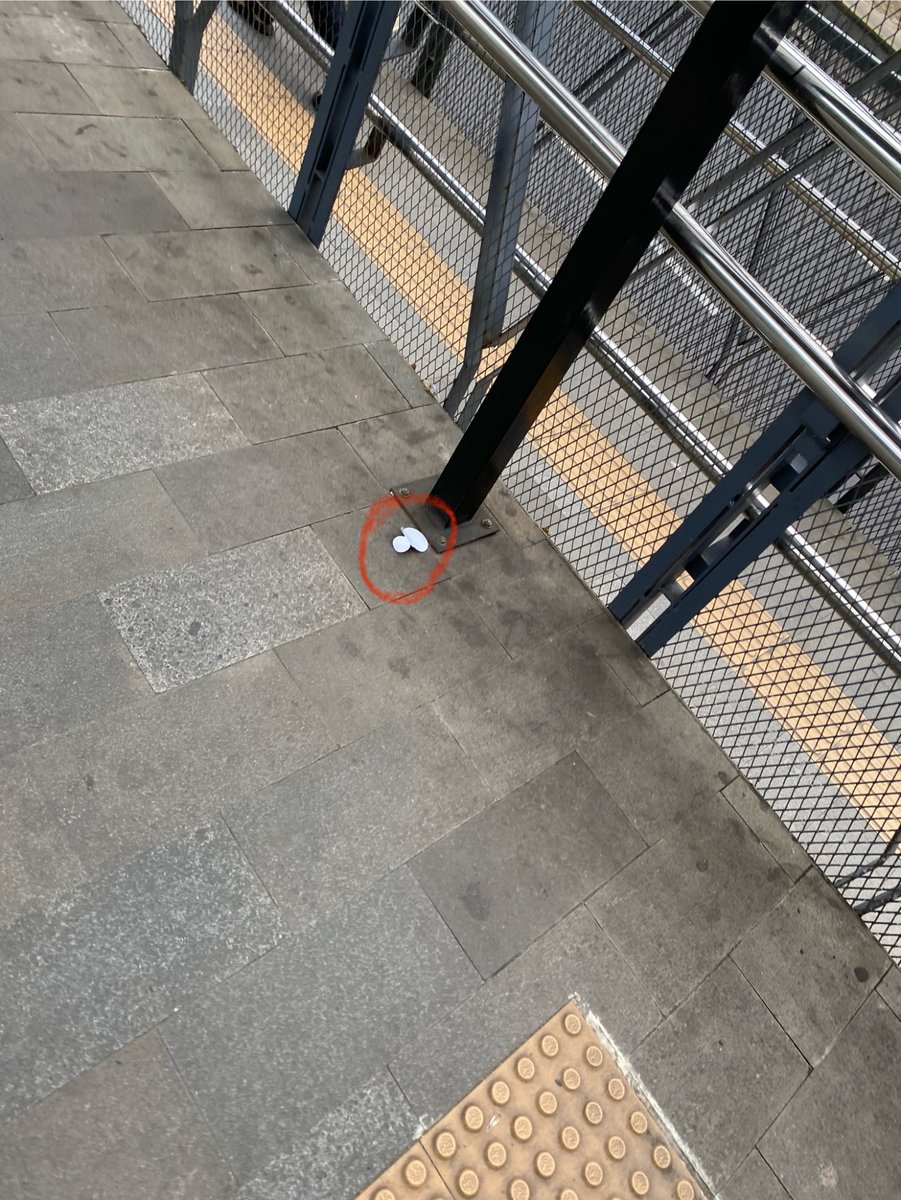 Adji_Karim's tweet photo. Disepanjang jalan arah ke st. Cawang (posisi gw dari LRT cikoko), tepat stelah posisi pemberi air mineral ini; banyak banget, tag yg nyantol di botol nya dibuang sembarangan! Berserakan cuy, duhlah 😫 ga enak diliat nya dah asli https://t.co/mMfNpMCKkV