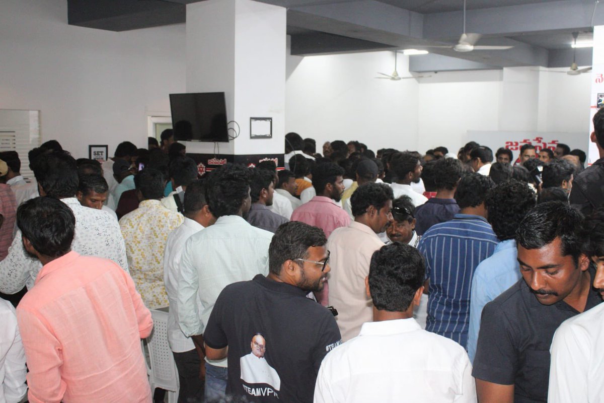 ManukranthReddy's tweet photo. ఈ రోజు జనసేన , తెలుగుదేశం పార్టీ నాయకులు , కార్యకర్తలతో కిటకిటలాడిన నెల్లూరు జిల్లా జనసేన పార్టీ కార్యాలయం.

నెల్లూరు ఎంపీ ఉమ్మడి అభ్యర్థి వేమిరెడ్డి ప్రభాకర్ రెడ్డి గారు 

కోవూరు నియోజకవర్గం ఉమ్మడి అభ్యర్థి వేమిరెడ్డి ప్రశాంతి రెడ్డి గారు 

ఆత్మకూరు నియోజకవర్గం ఉమ్మడి అభ్యర్థి ఆనం రామనారాయణ్ రెడ్డి గారు 

నెల్లూరు సిటీ నియోజకవర్గం ఉమ్మడి అభ్యర్థి పొంగూరు నారాయణ గారు 

ఉదయగిరి నీవుయోజకవర్గం ఉమ్మడి అభ్యర్థి కాకర్ల సురేష్ గారు 

 జనసేన కార్యాలయానికి వచ్చి వారు మద్దతు కోరటం జరిగింది. 

ఉమ్మడి అభ్యర్థిగా పోటీ చేయుచున్న వీరి గెలుపు కోసం కృషి చేస్తాము అని వారికి తెలపడం జరిగింది .

@PawanKalyan @mnadendla