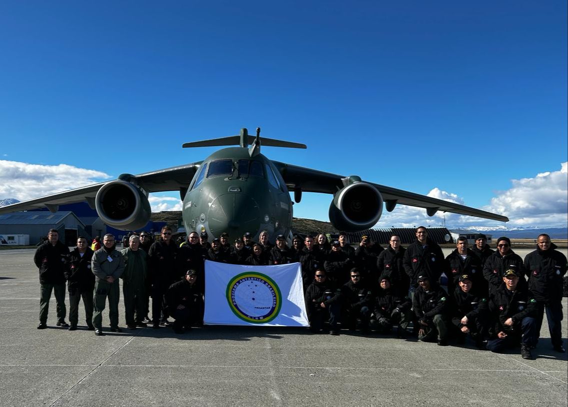 ADachary's tweet photo. Por cuarto año consecutivo, el #PROANTAR DE LA @marmilbr de 🇧🇷, escogió a #Ushuaia como epicentro de sus actividades logísticas aéreas y marítimas. #TDFAeIAS sigue creciendo con cada vez mas prestación de servicios antárticos 🇦🇶
@GobiernoTDF @gustavomelella https://t.co/1DRC1JZB7I