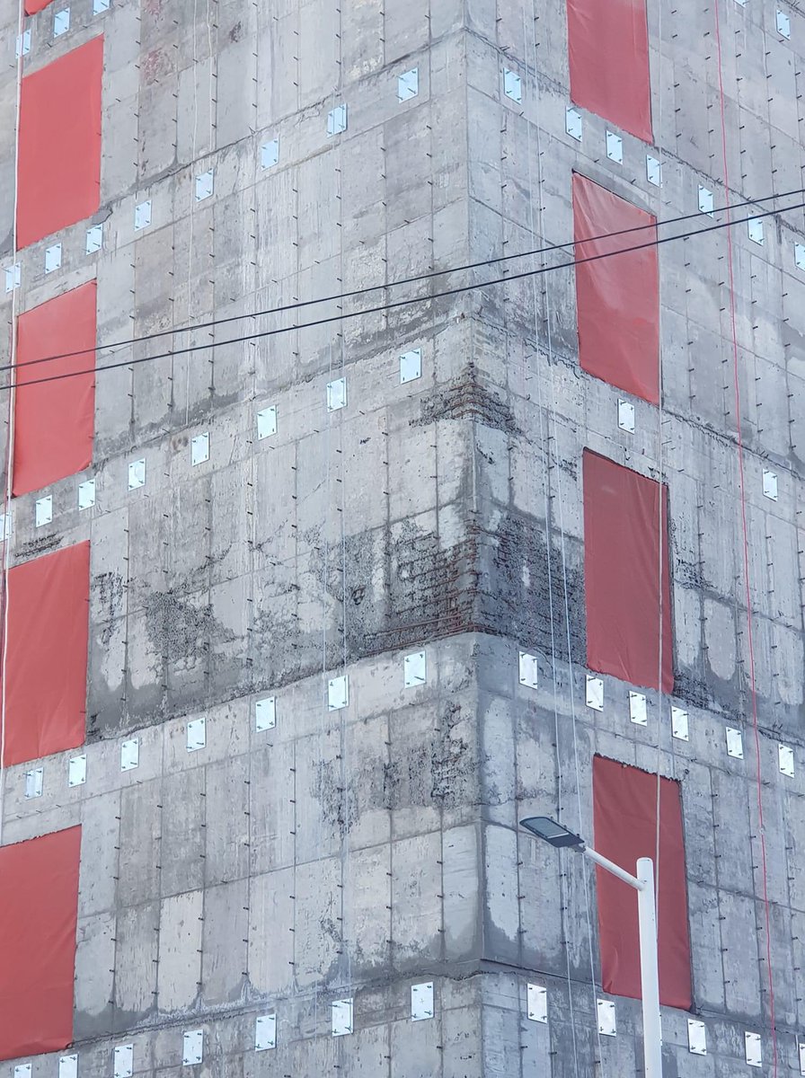 Орчлон констракшны барилга 

Ай мөн хэцүүхэн л юм босох нь дээ 
Өвөл цутгалтаа аваад байсан даа...