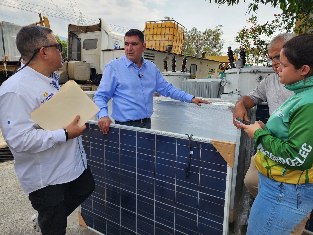 JEHYSONGUZMAN's tweet photo. Quiero informar, que han llegado a Mérida los primeros 450 paneles solares policristalinos, que forman parte un proyecto para la creación de energía alterna que atenderá a dos sectores: Llano El Anís, en el municipio Sucre y La Pedregosa en El Vigía, municipio Alberto Adriani.

En Llano El Anís ya habíamos iniciado la primera fase, ahora vamos a incrementar la capacidad de generación. Cada panel genera 195 vatios, por medio del Consejo Federal de Gobierno vamos adquirir los inversores y las baterías de almacenamiento para beneficiar a más de 800 familias.

La meta es instalar 850 paneles solares para disminuir el nivel de consumo de Mérida del Sistema Eléctrico Nacional, por ejemplo en El Vigía vamos a garantizar el servicio de bombeo de agua potable. Somos el primer estado de generación de energía renovable gracias al apoyo de nuestro presidente @NicolasMaduro.