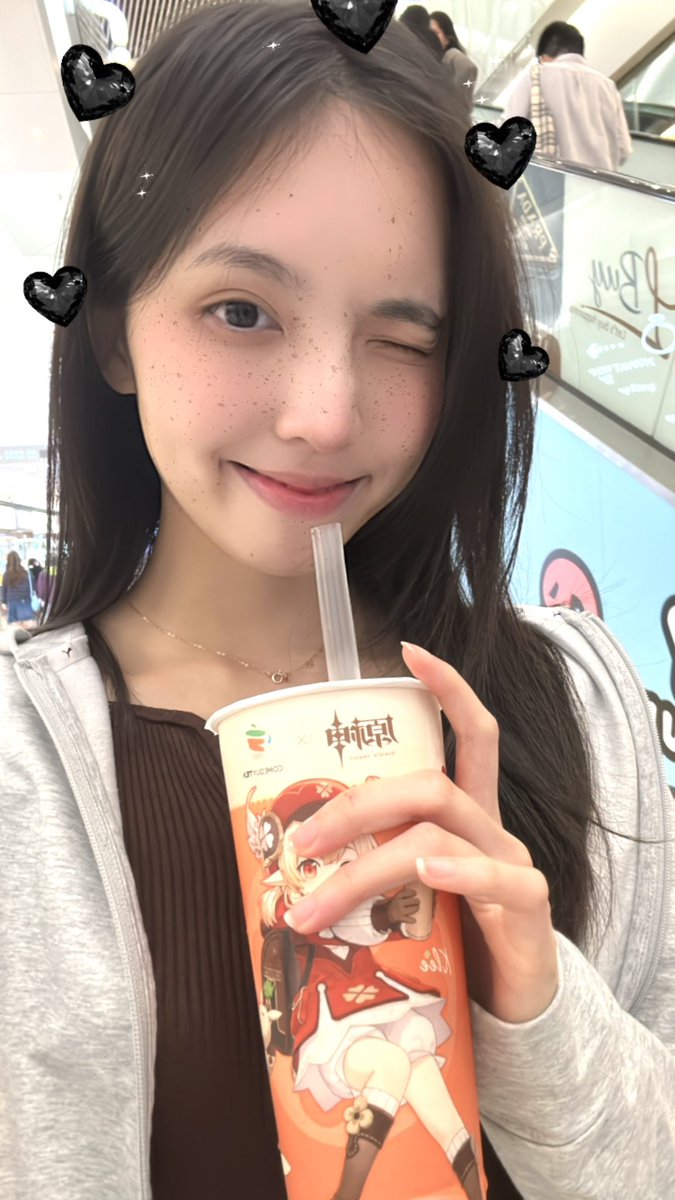 為了可莉和琴的漂亮周邊，一個人喝了兩杯！
居然等到了原神跟comebuy聯動～杯上印着可莉和琴拿着奶茶的様子，太心動了，顏值給滿分🥰
買了兩杯，送了可莉團扇和杯墊，還有遊戲限定禮包🥹❤️ 
我是在MOKO店買的，香港全線COMEBUYTEA都有，別錯過哦～

#原神 #茶香邂逅之旅 #COMEBUY #COMEBUYTEA