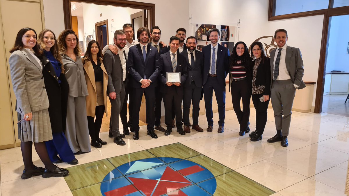 Sono giovani, simpatici, pieni di idee e in più imprenditori in tutti i settori...
Con i giovani di <a href="/GIConfindustria/">GI Confindustria</a>
tanti scambi per la tutela delle attività italiane all'estero
#ViaggiareSicuri