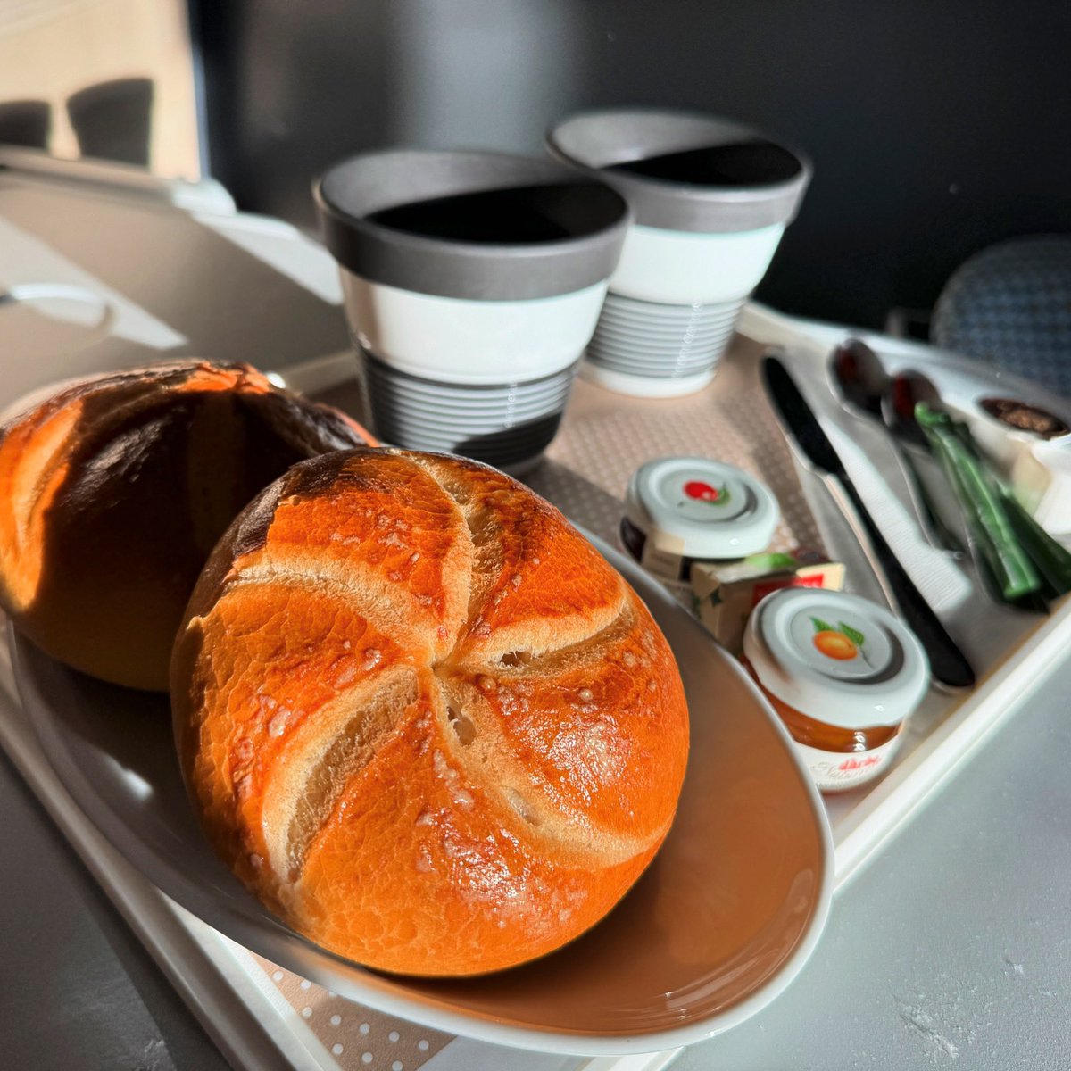 Guten morgen Bregenz ☀️
Pünktlich ausgeschlafen mit dem #nightjet am Bodensee angekommen. Die Semmeln sind zum reinbeißen resch und frisch. <a href="/_DiningCar/">🐘 @Diningcar@rail.chat</a> <a href="/unsereOEBB/">ÖBB</a> <a href="/Euro_Nighter/">EuroNighter 🇪🇺</a> <a href="/NightTrainWorld/">Nightjet World</a> #nachtzug #nighttrain #öbb #oebb #frühstück #bahnliebe