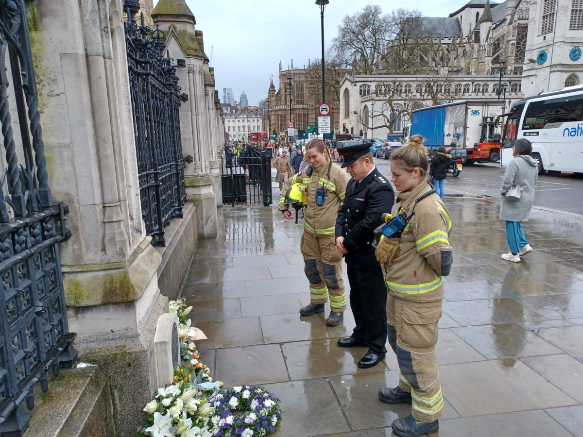 LFBWestminster's tweet photo. Soho and Lambeth crews marking the anniversary of the Westminster Bridge attack, and paying tribute to those who sadly are no longer with us. ❤️❤️
⁦@FireLambeth⁩ ⁦@LondonFire⁩ ⁦@LambethMPS⁩ ⁦@MPSWestminster⁩ https://t.co/bEwjPnvc7J