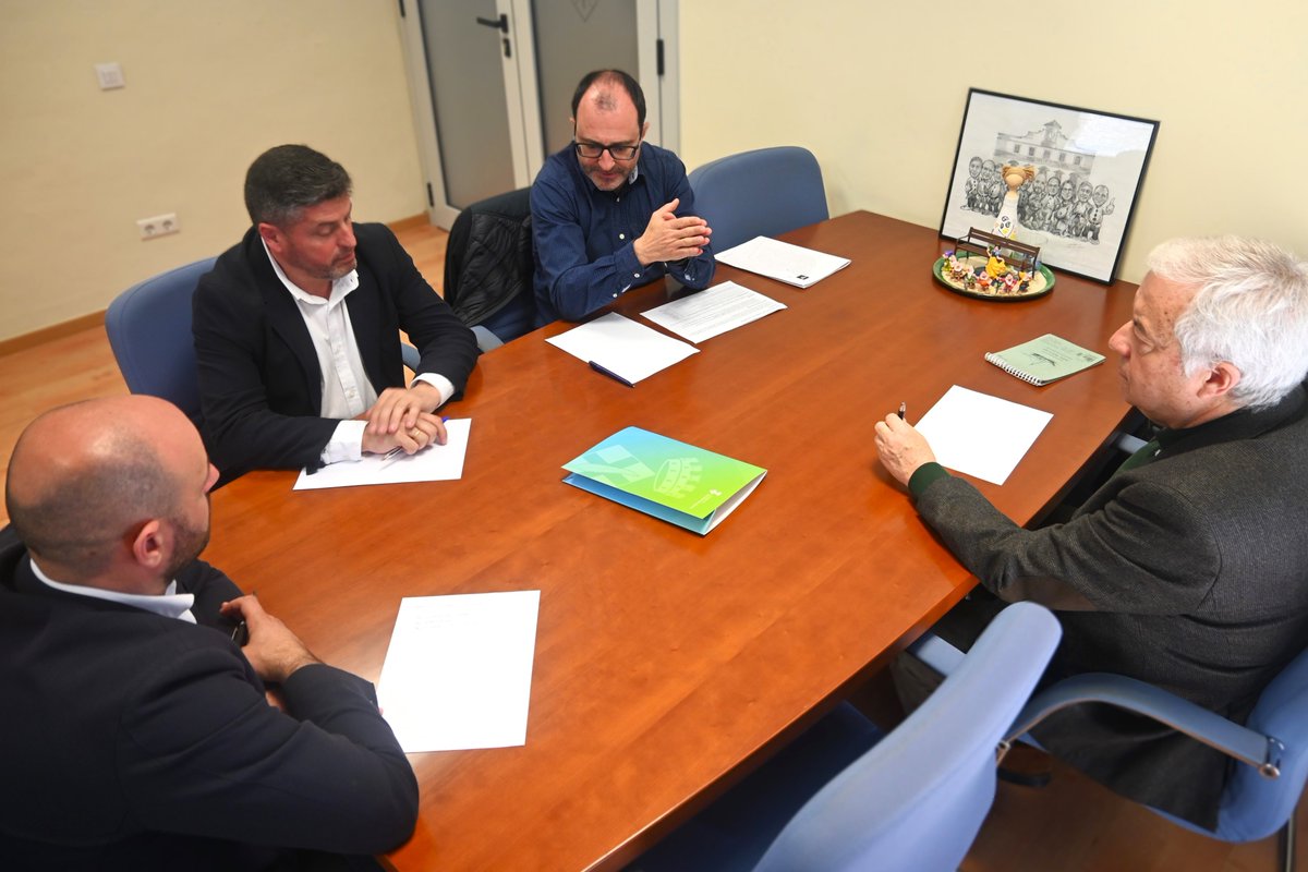 AjLlavaneres's tweet photo. #3VILES | ℹ️ Els alcaldes de Llavaneres, Sant Vicenç i Caldes d'Estrac es reuneixen amb el president del Consell Comarcal per compartir reclamacions i preocupacions de temes que afecten els tres municipis.✍🏻 https://t.co/kaT3zy2BcZ