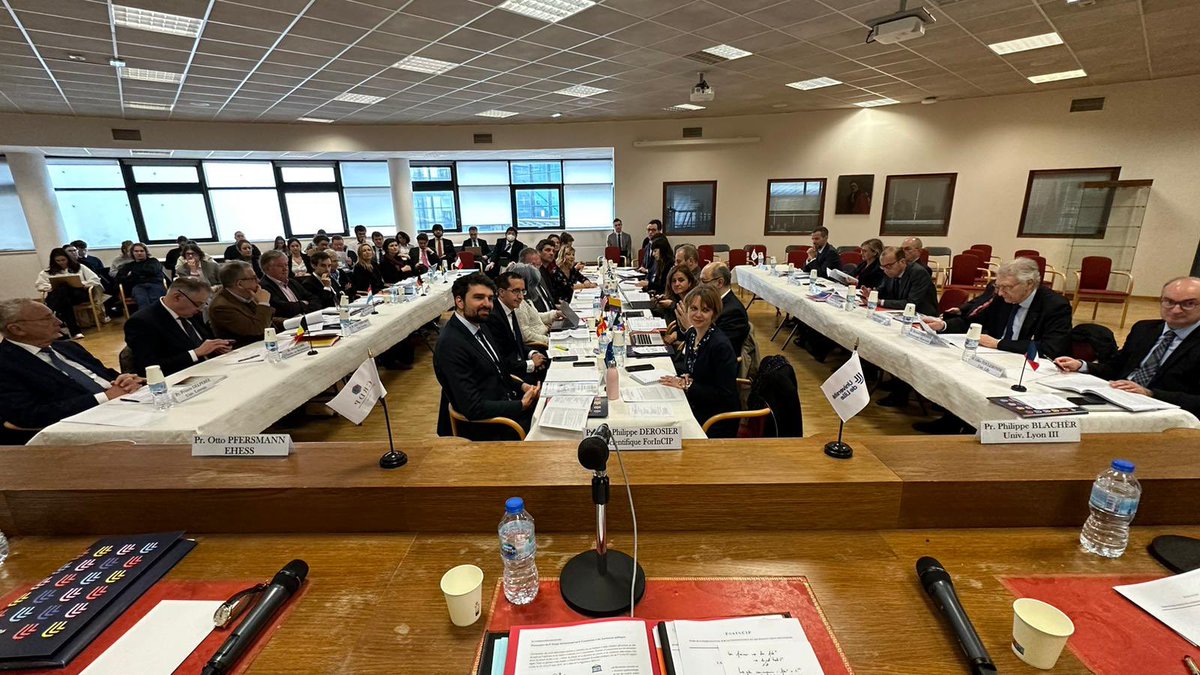 Colloque de droit constitutionnel comparé à l’université de Lille. #forInCIP Sujet de cette année: la législation déléguée. Reconnaissant d’y avoir pu présenter le rapport pour le #Luxembourg