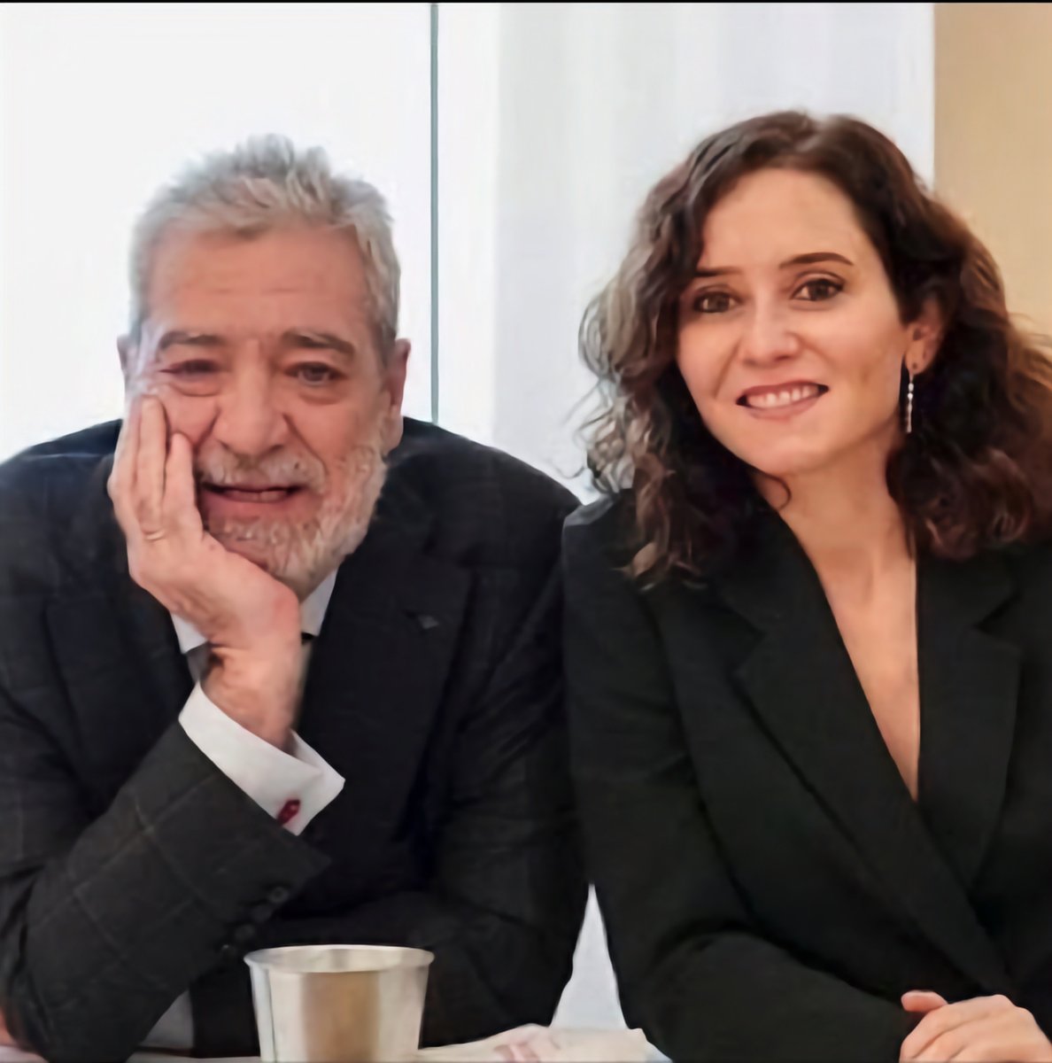 JulioGCastillo's tweet photo. «Un galán de buen partido
Nada bien para marido
La rondó y la enamoró
E Isabel se lo ha creído
Niña Isabel ten cuidado
Donde hay pasión hay pecado
Niña Isabel, azucena
Ten cuidado con la pena
Niña Isabel en amores
Lo más fácil es que llores»

https://t.co/D6PaFwE0Xh https://t.co/vW47zdYx4b