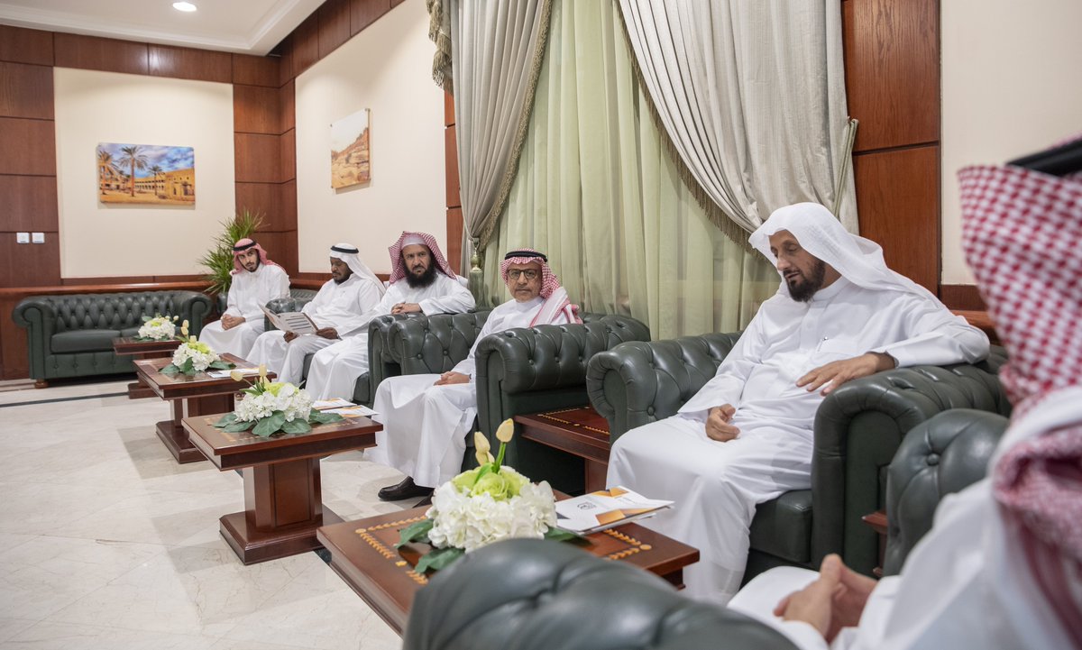 برعاية كريمة من سعادة محافظ محافظة عنيزة الأستاذ/ عبدالرحمن بن ابراهيم السليم
تم بحمد الله تدشين موقع #منبر_الحسنى وذلك في مقر المحافظة
حيث اطلع الحاضرون على عرض لمحتوى الموقع ومميزاته المتقدمة التي تساعد الخطيب على إنشاء خطبته بنفسه عن أسماء الله الحسنى.
وقد أبدى سعادته اعجابه