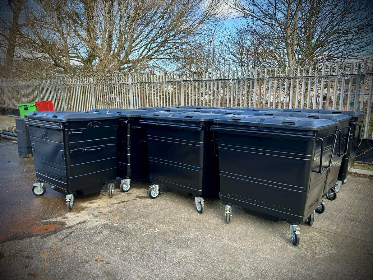 Freshly refurbished bins and blue skys, what more could you ask for on a Friday? 🤩

#ukcm #onsiterefurbishment #mobilerefurbishment #binsbinsbins #friday #fridayvibes #bluesky #iegroup #binrefurbishment #recycling #reuse #blueskys
