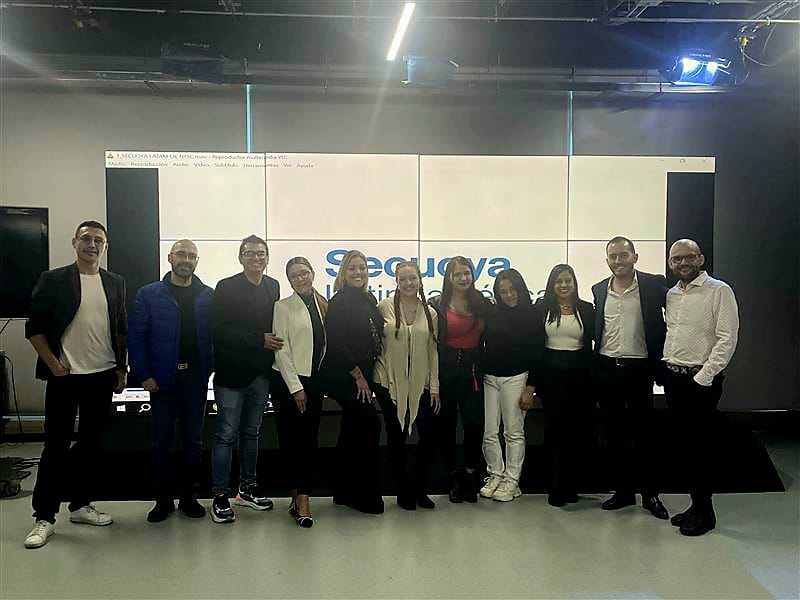 SecuoyaColombia's tweet photo. Durante la jornada de ayer @damuebo , CEO de Secuoya Latinoamérica, dio una cálida bienvenida a los trabajadores del nuevo servicio en Colombia para #ClaroMedia, un servicio para operar 9 canales de TV, redes, streaming, web y revista.

#televisión #talento #creatividad https://t.co/IMhrQVDBKD