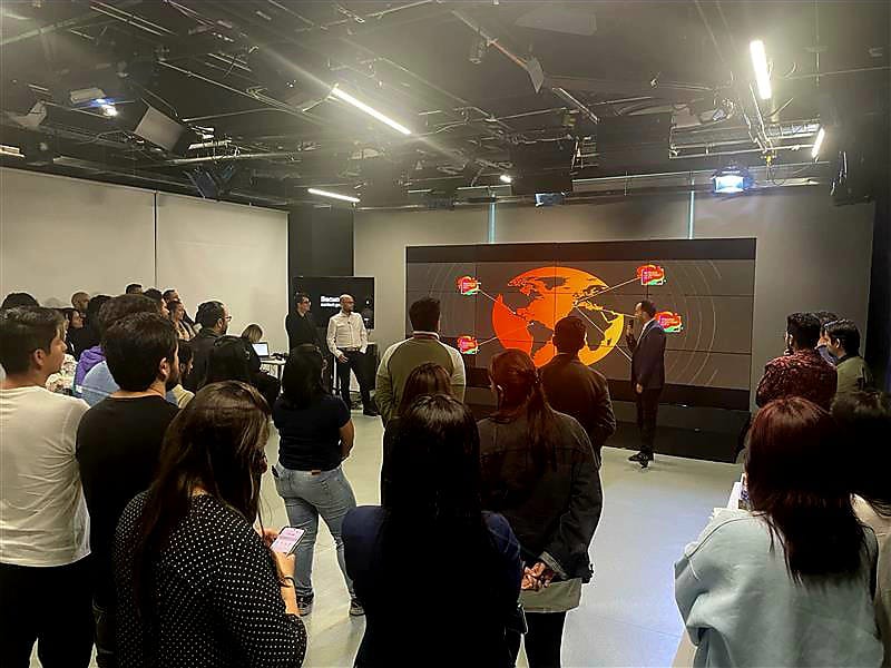 SecuoyaColombia's tweet photo. Durante la jornada de ayer @damuebo , CEO de Secuoya Latinoamérica, dio una cálida bienvenida a los trabajadores del nuevo servicio en Colombia para #ClaroMedia, un servicio para operar 9 canales de TV, redes, streaming, web y revista.

#televisión #talento #creatividad https://t.co/IMhrQVDBKD