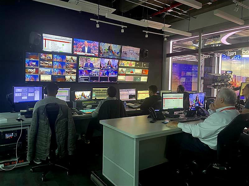 SecuoyaColombia's tweet photo. Durante la jornada de ayer @damuebo , CEO de Secuoya Latinoamérica, dio una cálida bienvenida a los trabajadores del nuevo servicio en Colombia para #ClaroMedia, un servicio para operar 9 canales de TV, redes, streaming, web y revista.

#televisión #talento #creatividad https://t.co/IMhrQVDBKD