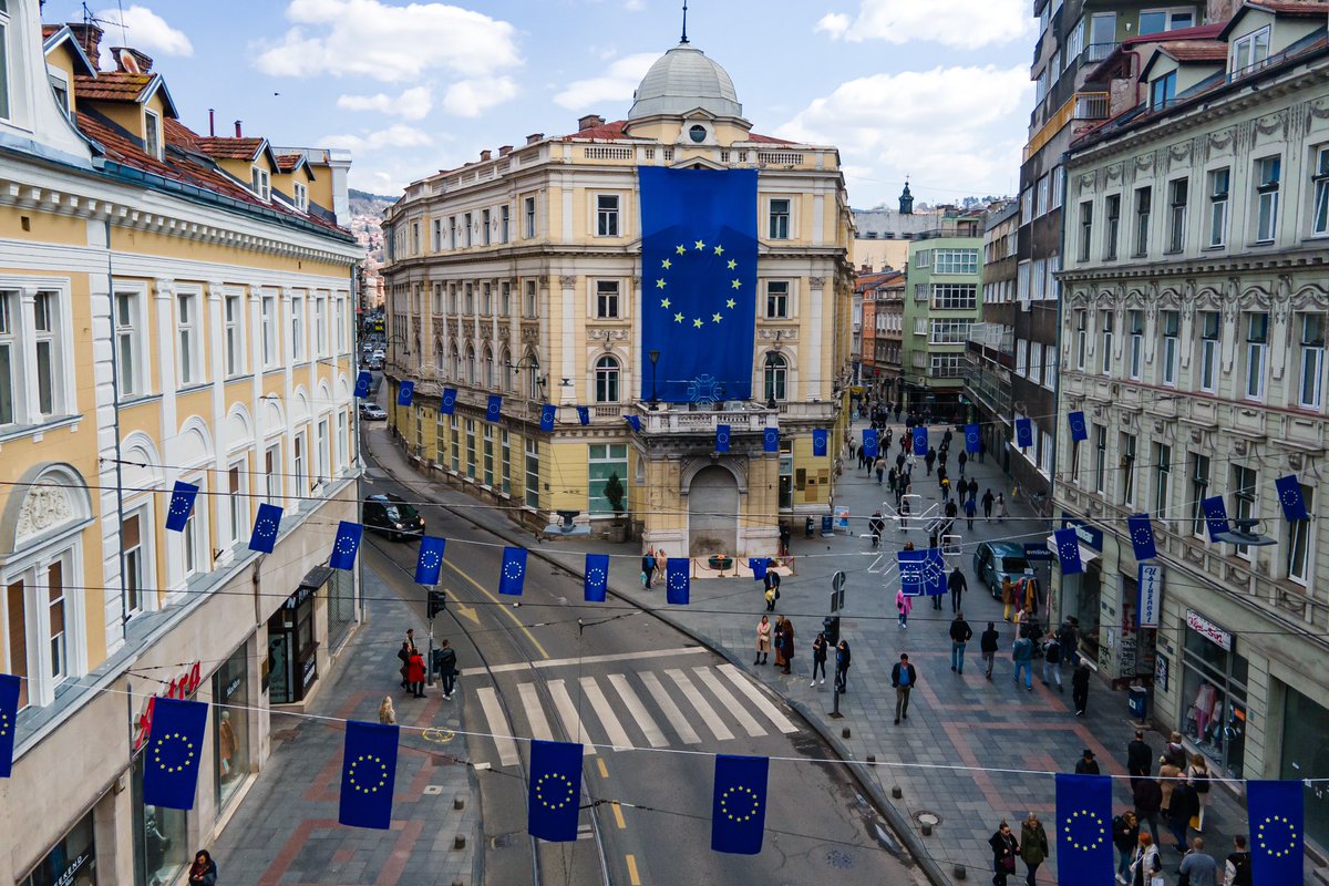 EU leaders' greenlight to open accession negotiations with Bosnia and Herzegovina is something BiH people deserve.
The EU &amp; BiH can now embark a transformative process to strengthen country’s democracy &amp; enhance prosperity.

We'll work together to defend peace &amp; safety in Europe.