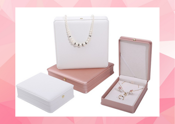 zakkaCanada's tweet photo. White faux leather jewelry boxes featuring golden crown button. Good for a ring to a jewelry set.
https://t.co/K9b3TqbY01
#leatherbox #jewellerybox#jewelrybox#jewelryset #zakkacanada #necklaces#earringbox #torontobox #wholesalejewelrybox#etsycanada #fairecanada #bijoux https://t.co/88rtwe28ve