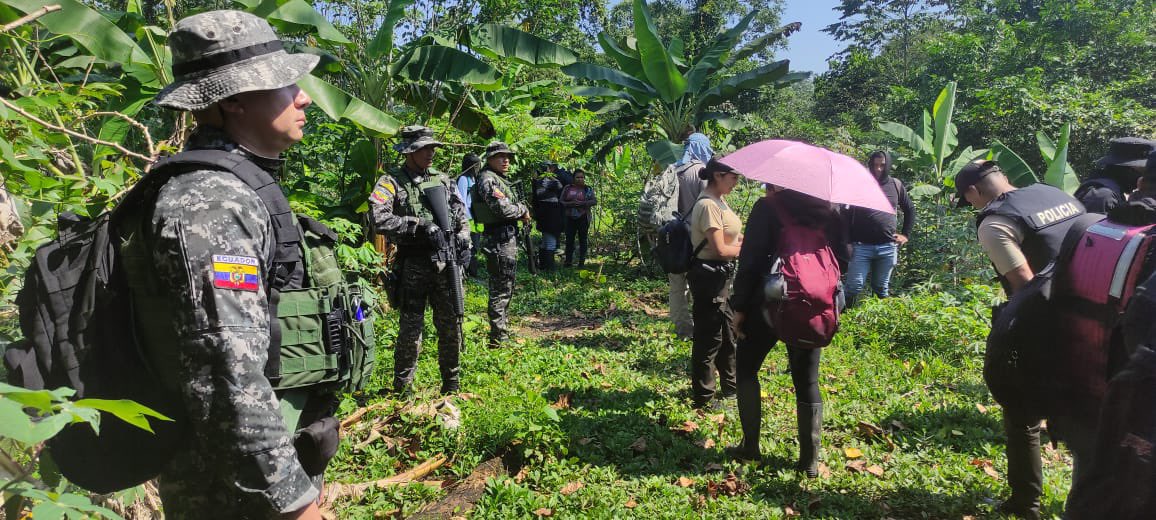 MinInteriorEc's tweet photo. #MoronaSantiago | La @PoliciaEcuador ejecutó intervenciones tácticas e investigativas para localizar y rescatar a 6 menores de edad que se encontraban en contra de su voluntad en un domicilio, en una zona de difícil acceso.
#GOE #UMO #DINAPEN #UNID #UCSIS https://t.co/GWIHqJzAyf