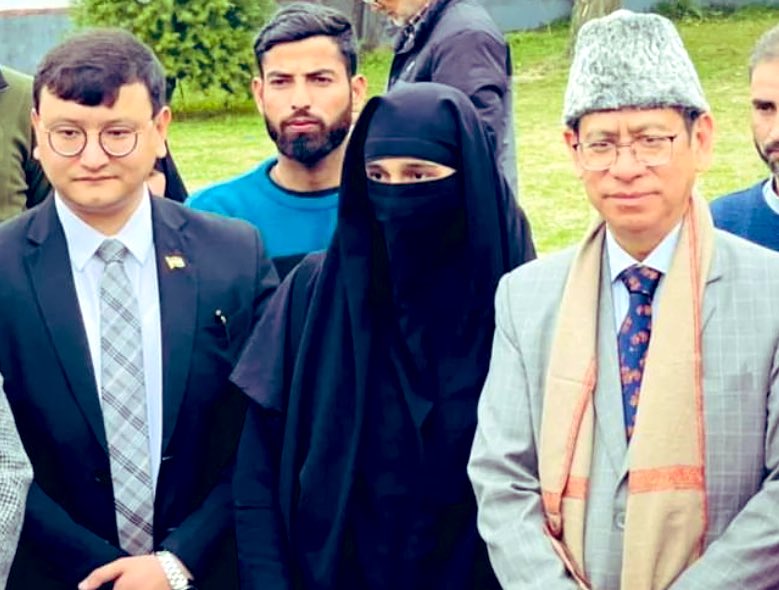 FaizMir12's tweet image. Honored to engage in a meaningful interaction with the Chief Justice of J&amp;amp;K Ladakh. Discussing key legal issues and the pursuit of justice in the region. #Justice #LegalSystem #JammuAndKashmir #Ladakh
@bhatray @hussain_imtiyaz @shahfaesal @adgpi