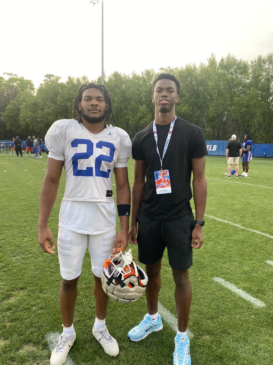 Former 🐝 QB Now Starting 🐊 WR @Kayjay22times with Current QB @IngramCj_ 2025 ATH at Yesterday’s practice @GatorsFB @CoachBillyG @CIngram_85 @CoachBowie_HHS G$O 🧡🖤