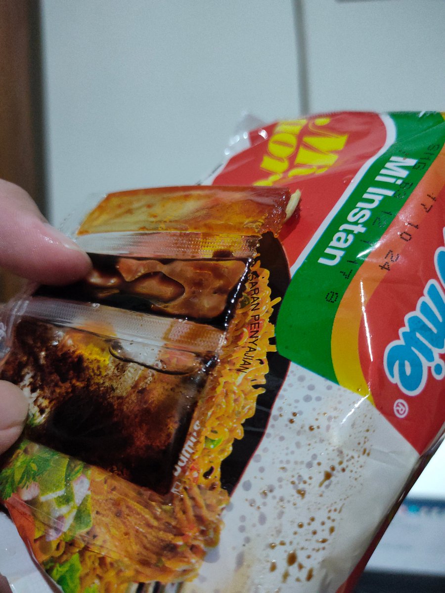 rafakheizaf's tweet photo. Bismillah
Mohon maaf. Ini Indomie bagaimana ya, kok bisa2 nya kecap dan saus tidak tersegel dengan benar, akhirnya bocor. Mohon diperbaiki kedepannya agar tidak mengecewakan konsumen.
#komplainindomie
#seleraku
@Indomielovers @indofoo https://t.co/fa6pn1EHBw