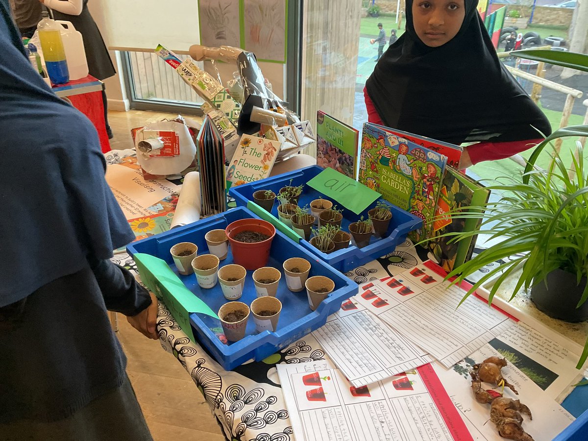 MayflowerSch's tweet photo. #hockneyclass had a blast at the science fair! We saw volcanoes erupting, rockets launch and we even made a tall tower. #uks2 #ScienceWeek https://t.co/7HrlE5bcu0