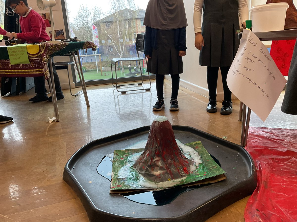 MayflowerSch's tweet photo. #hockneyclass had a blast at the science fair! We saw volcanoes erupting, rockets launch and we even made a tall tower. #uks2 #ScienceWeek https://t.co/7HrlE5bcu0