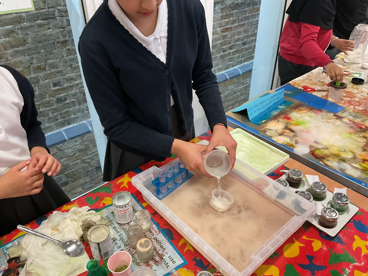 MayflowerSch's tweet photo. #hockneyclass had a blast at the science fair! We saw volcanoes erupting, rockets launch and we even made a tall tower. #uks2 #ScienceWeek https://t.co/7HrlE5bcu0