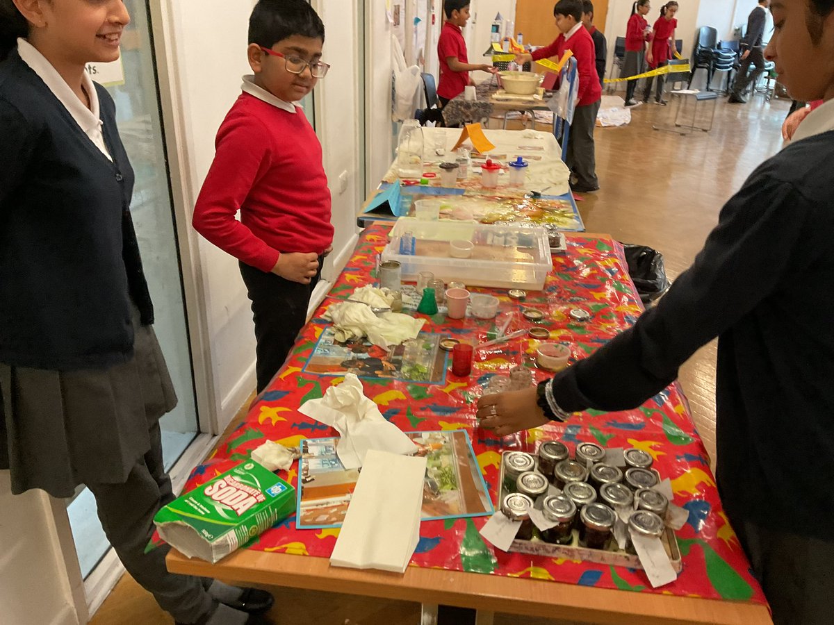 MayflowerSch's tweet photo. #hockneyclass had a blast at the science fair! We saw volcanoes erupting, rockets launch and we even made a tall tower. #uks2 #ScienceWeek https://t.co/7HrlE5bcu0