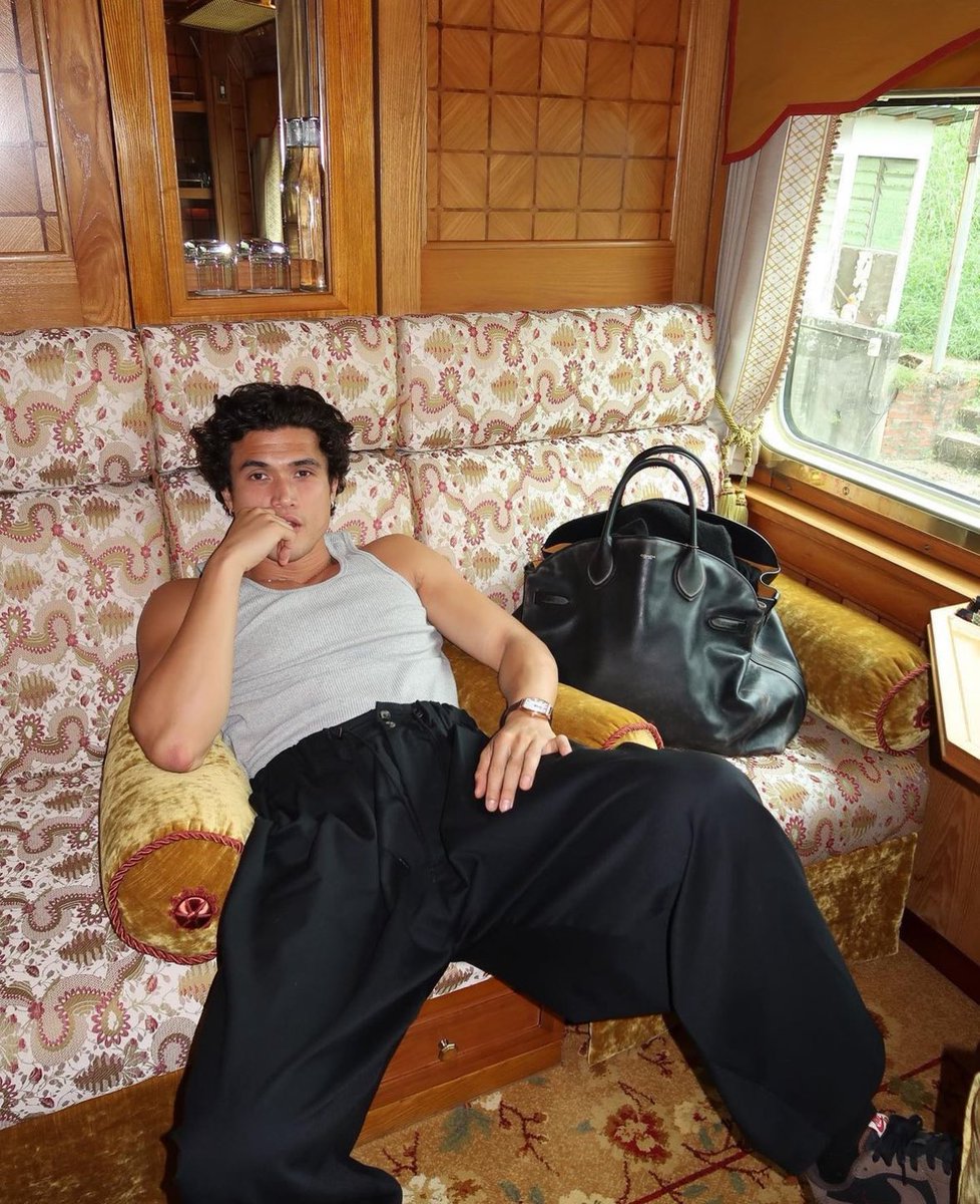 Entretetizei_'s tweet photo. LINDOOO! 🧡🫶🏻

Charles Melton para a Coach. https://t.co/gU9VICraav