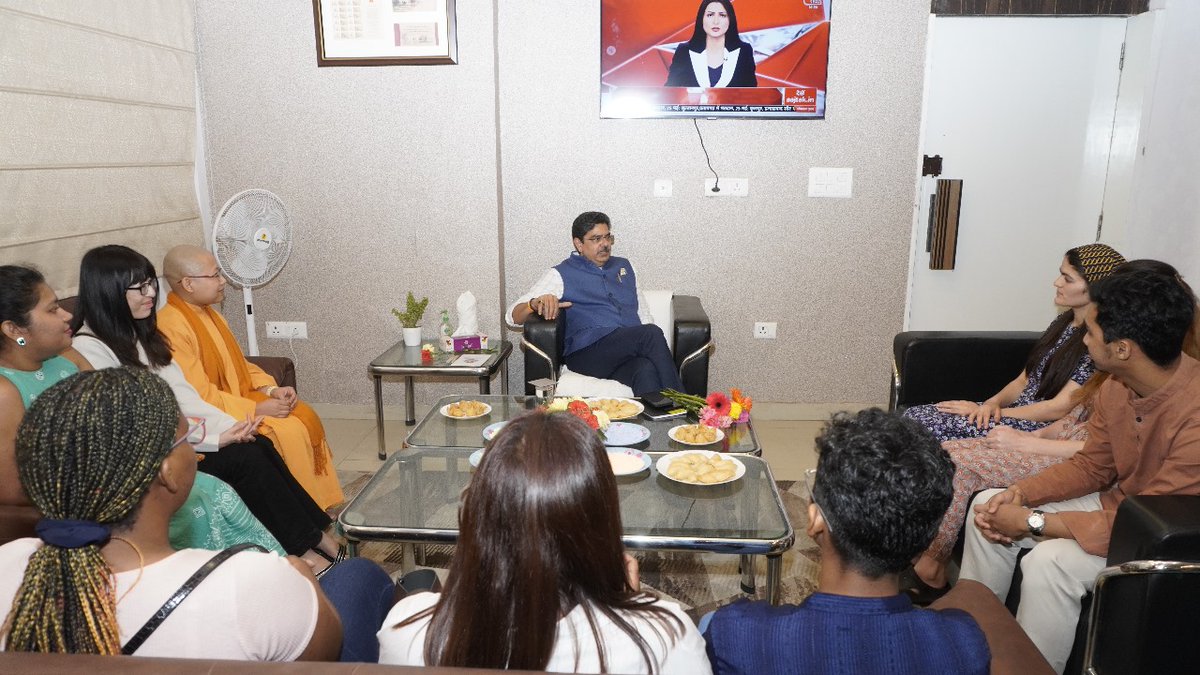 profalokkumar's tweet photo. #CoffeewithVC with foreign students held today.
Apprised them about Holi and other important festivals and it's brief history. https://t.co/Hhm8fx6fpH