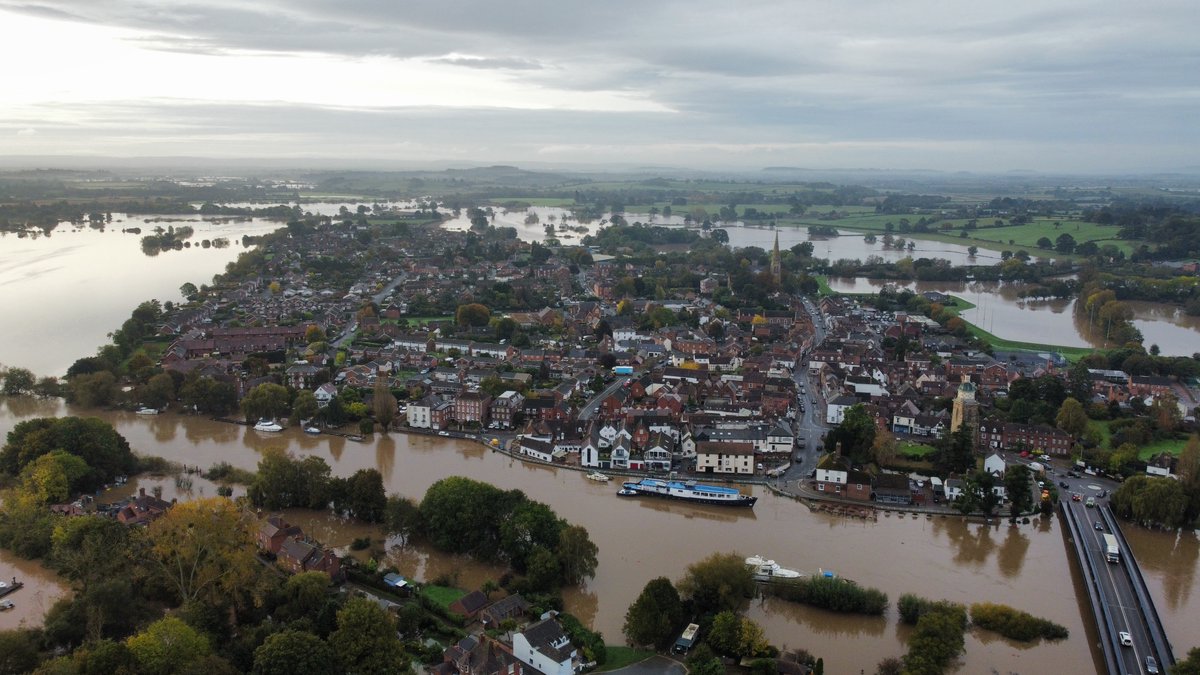 EnvAgencyMids's tweet photo. As we head into #spring we're reflecting on a very wet winter which saw:

👷‍♀️  350 EA staff respond to #floods in the #WestMidlands  
 🌊 3.3km of barriers deployed
👷  4,000 assets inspected
⚠️  574 flood warnings issued, reaching 30,000 properties
🏠 18,000 properties protected https://t.co/0md9b6YHRy