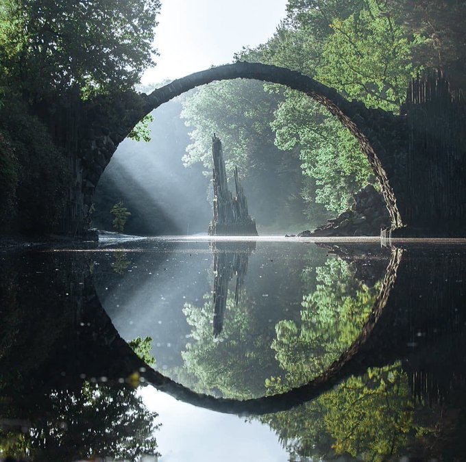 Rakotzbrücke, also known as the Devil’s bridge, looks like it’s been taken straight out of a fairytale. This little bridge is tucked away in the middle of nowhere in Kromlauer Park, Saxony, Germany. [📷 Alexander Ladanivskyy]