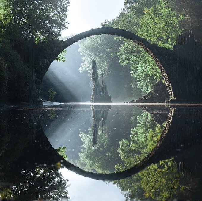 Rakotzbrücke, also known as the Devil’s bridge, looks like it’s been taken straight out of a fairytale. This little bridge is tucked away in the middle of nowhere in Kromlauer Park, Saxony, Germany.

[📷 Alexander Ladanivskyy]
