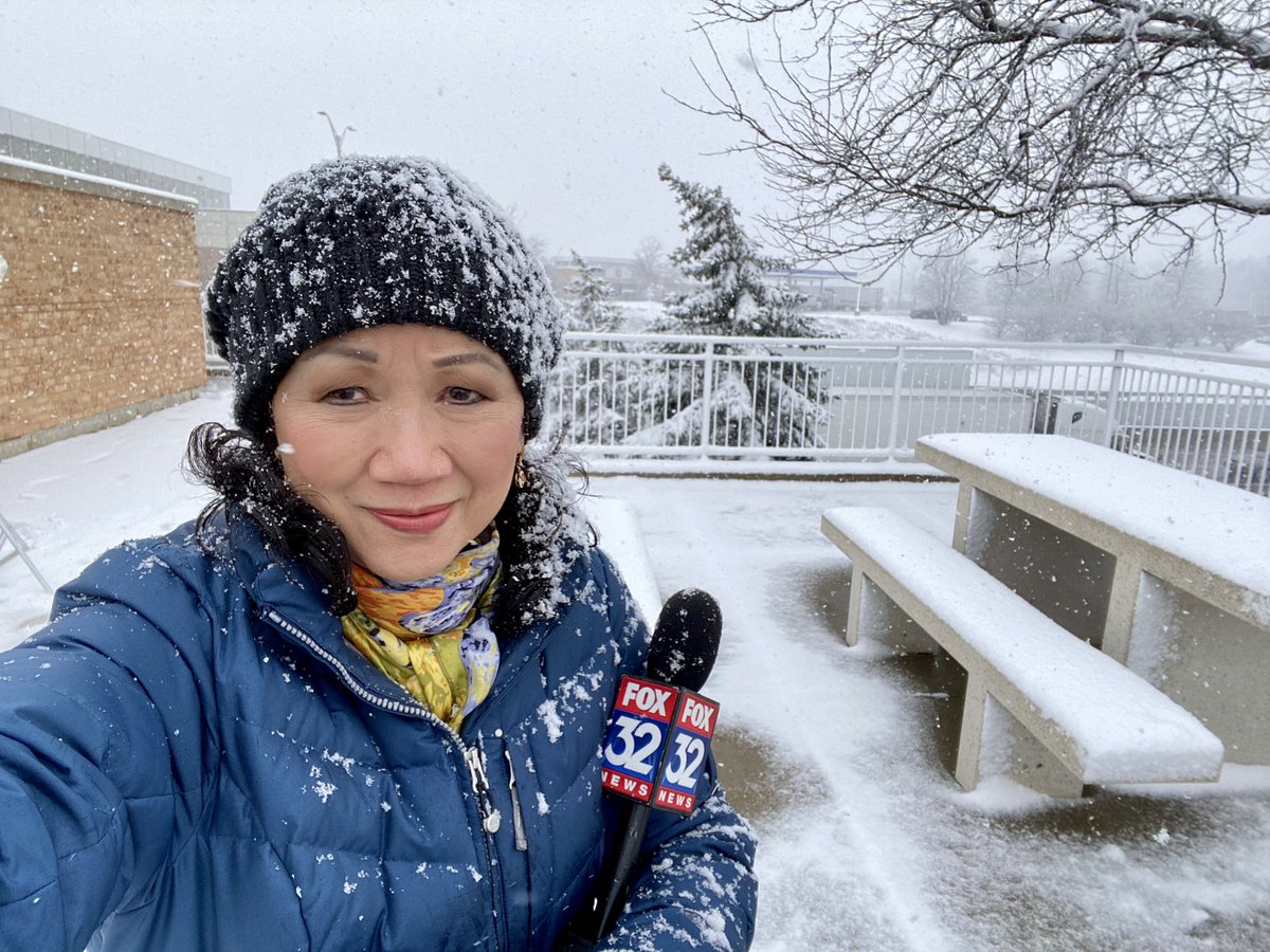 JoanieLum's tweet photo. I promise. I love it here. 🤔 #snowinspring 
@fox32news https://t.co/HdQhG4qkzH